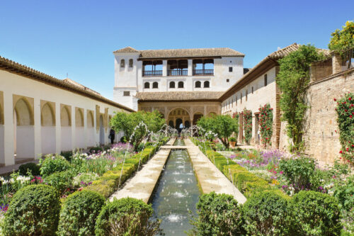 Un jardin dans l'Alhambra de Grenade