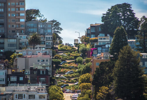 Rue en lacets sur Lombard Street à San Francisco
