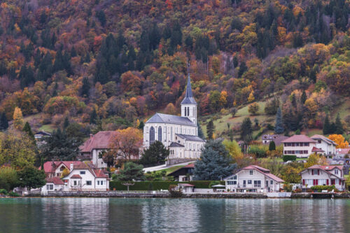 Eglise de Sévrier au bord du lac d'Annecy