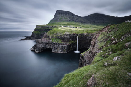 Cascade de Gasadalur aux Iles Feroe