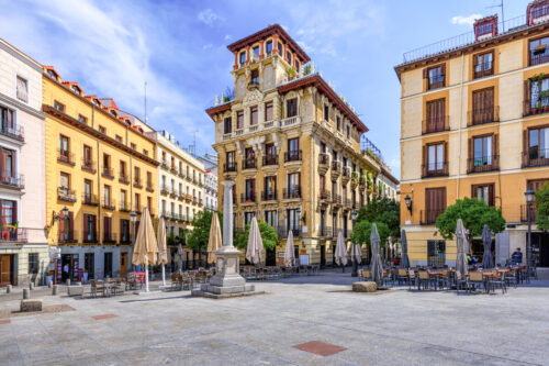Une place dans le centre-ville de Madrid