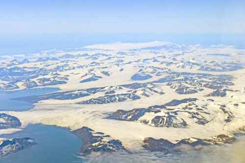 Vue aérienne de paysages enneigés à Svalbard