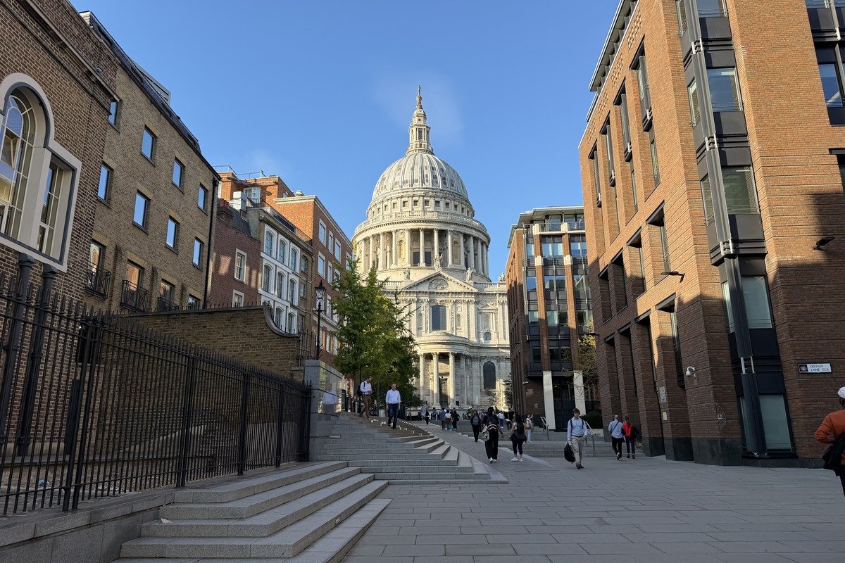 Grande cathédrale à dôme blanc vue depuis une esplanade avec passants