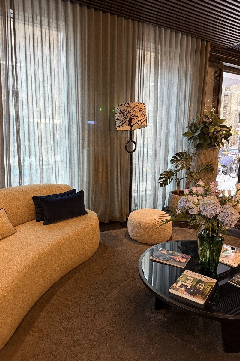 Salon cosy avec canapé beige, fleurs d'hortensia et table basse ronde