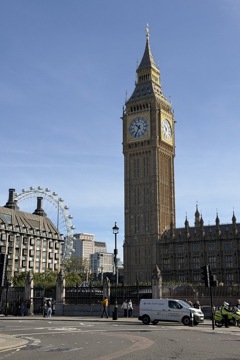 Tour de Big Ben sous ciel bleu avec grande roue en arrière-plan