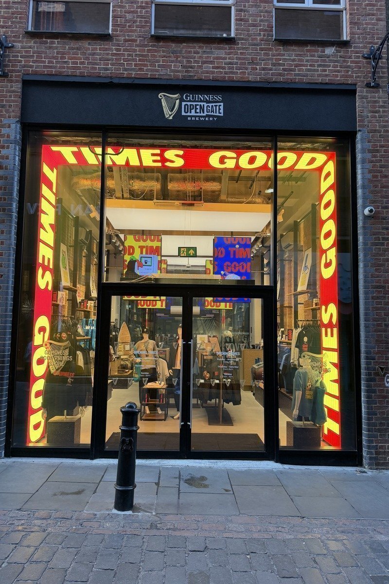 Devanture de boutique avec vitrine lumineuse rouge et jaune