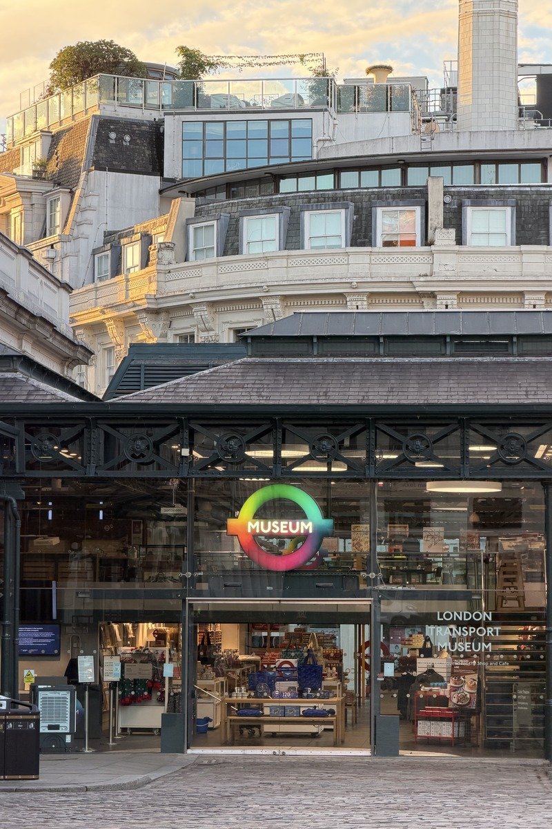 Façade vitrée d'un musée des transports avec enseigne lumineuse colorée