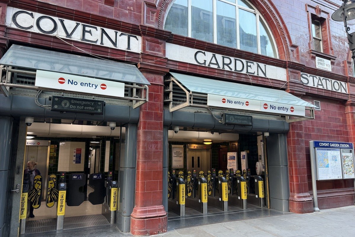 Façade en briques rouges d'une station de métro avec portiques d'entrée