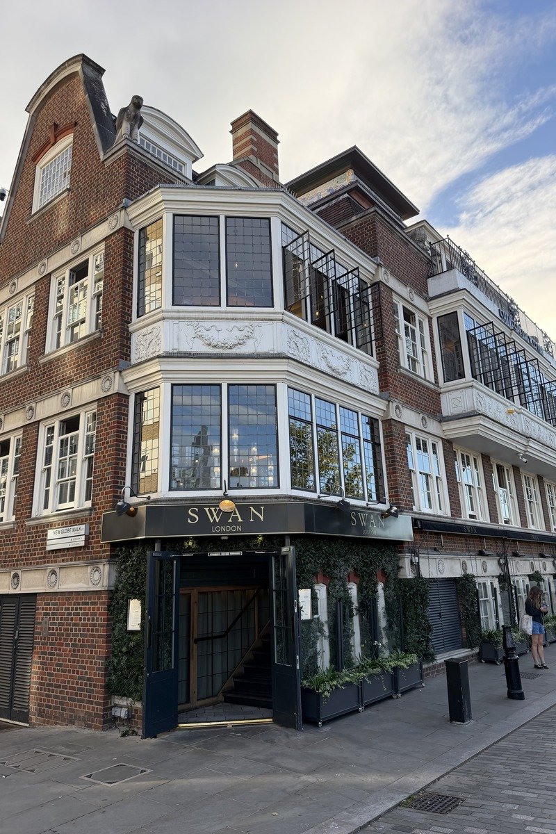 Façade en brique rouge d'un restaurant avec enseigne Swan London