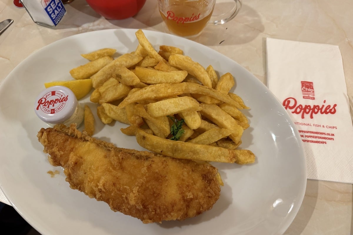 Assiette de fish and chips avec poisson frit et frites épaisses