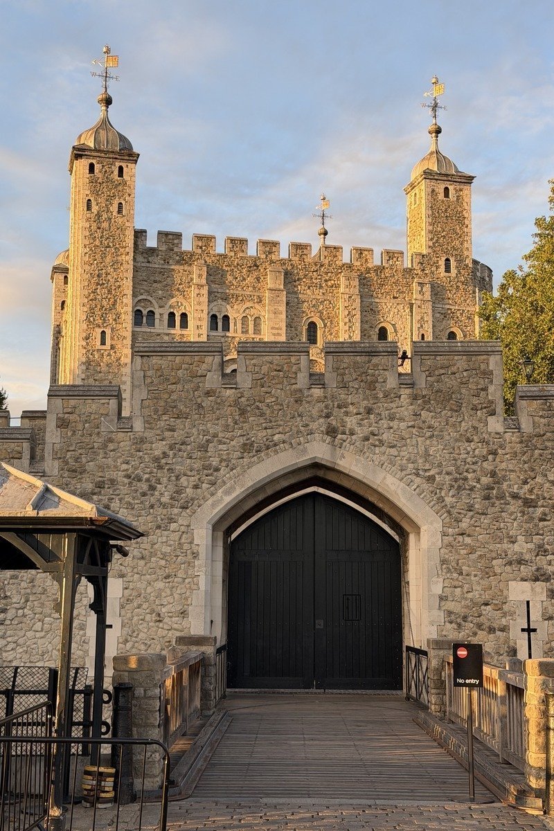 Entrée d'une forteresse médiévale en pierre sous lumière dorée de fin de journée