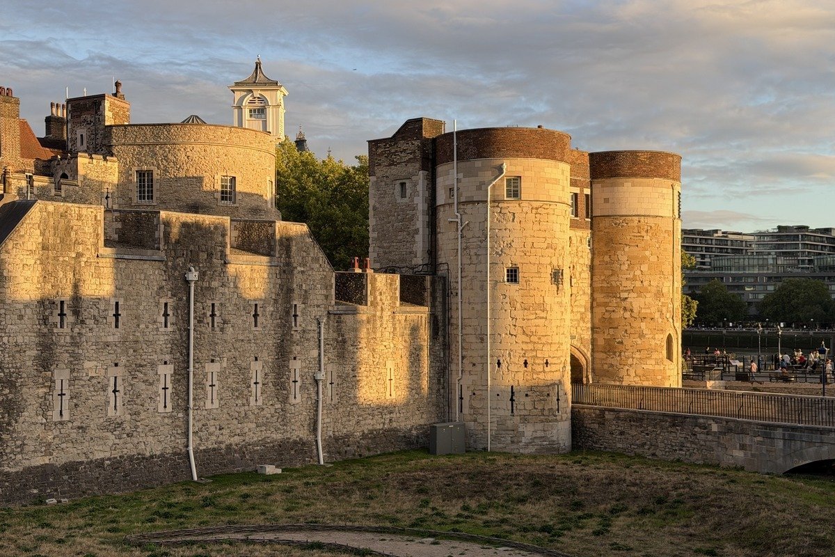 Forteresse médiévale en pierre baignée d'une lumière dorée de fin de journée