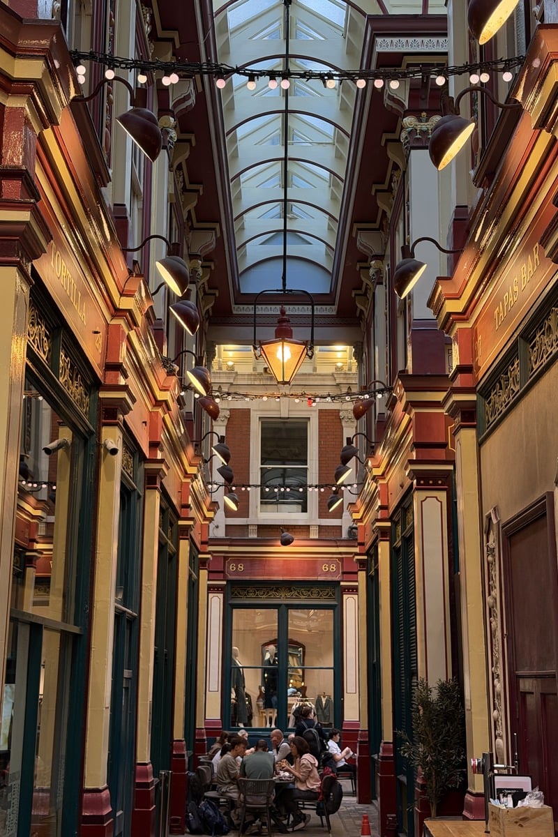 Galerie couverte victorienne avec verrière et décorations rouge et or