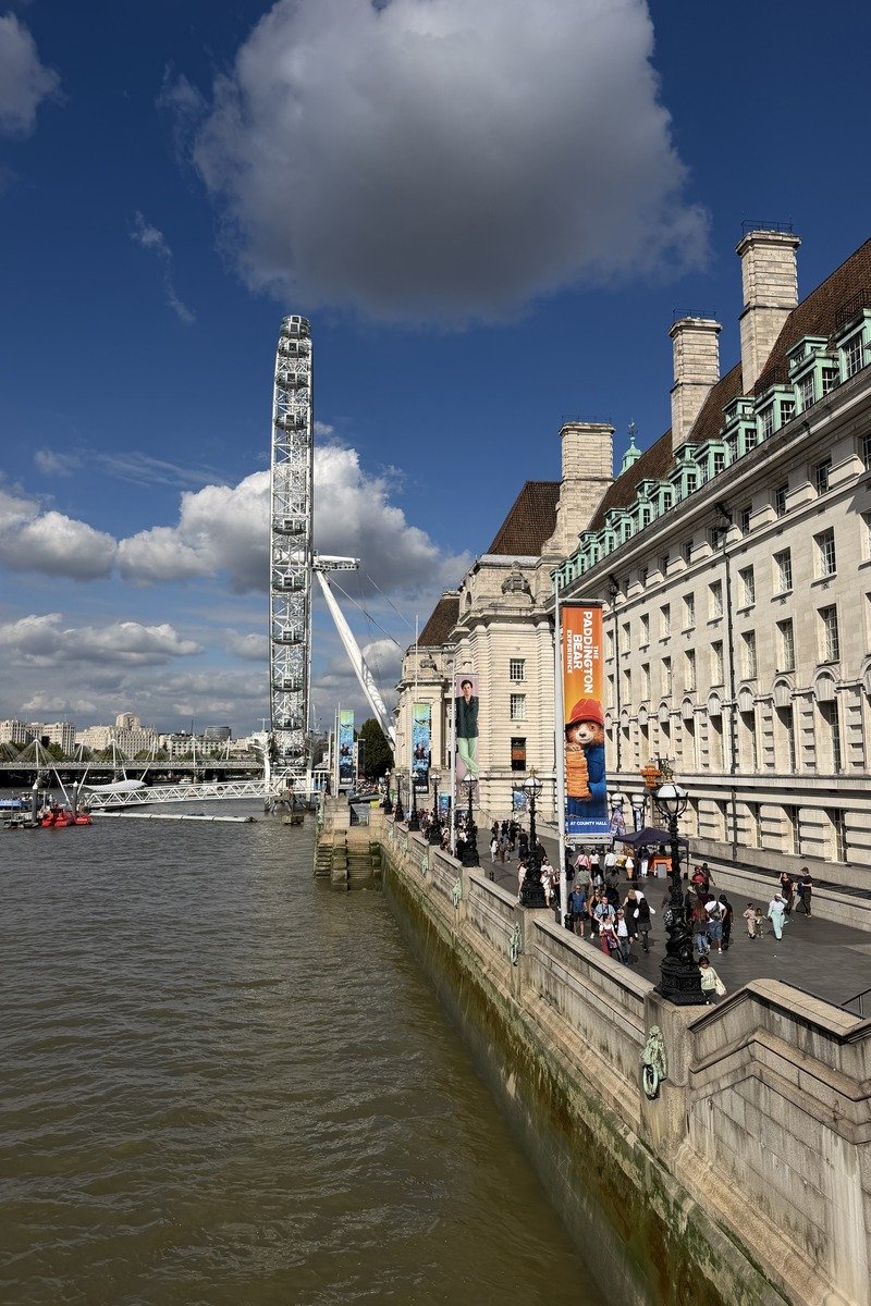 Grande roue et bâtiment historique en pierre le long d'une rivière