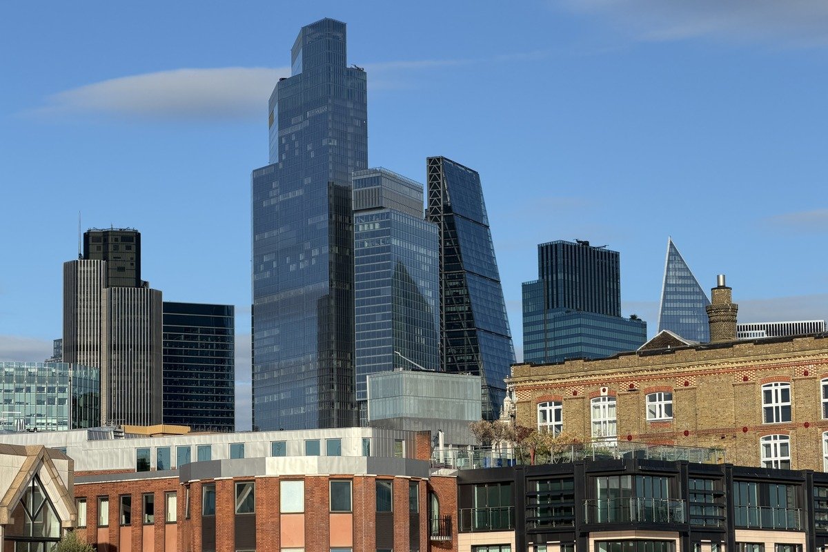 Skyline de gratte-ciels modernes derrière des immeubles en briques