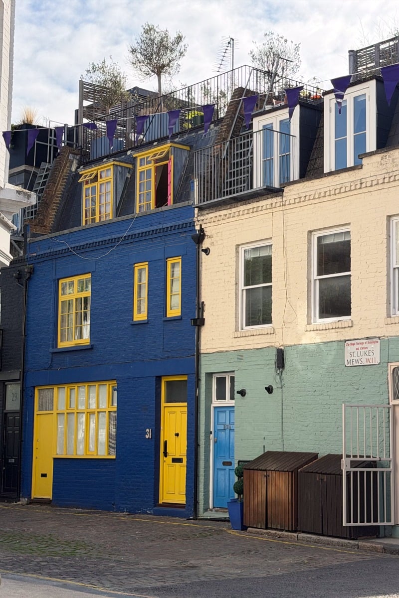 Façades colorées d'un mews avec maison bleue et encadrements jaunes