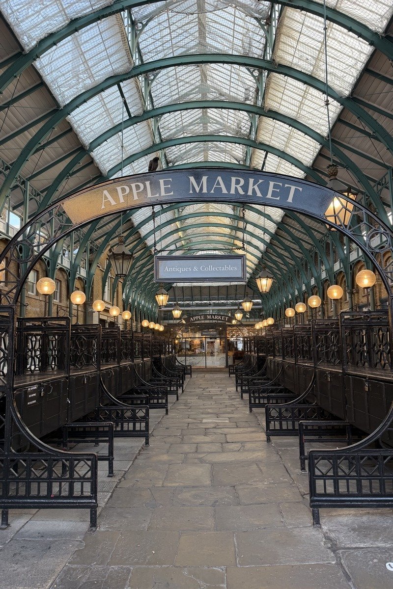 Intérieur d'un marché couvert victorien avec étals fermés et verrière