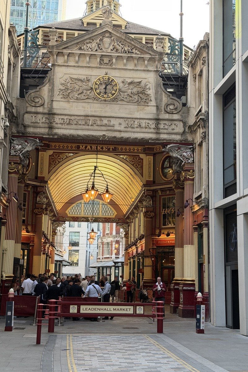 Entrée ornementée d'un marché victorien avec horloge et voûte vitrée