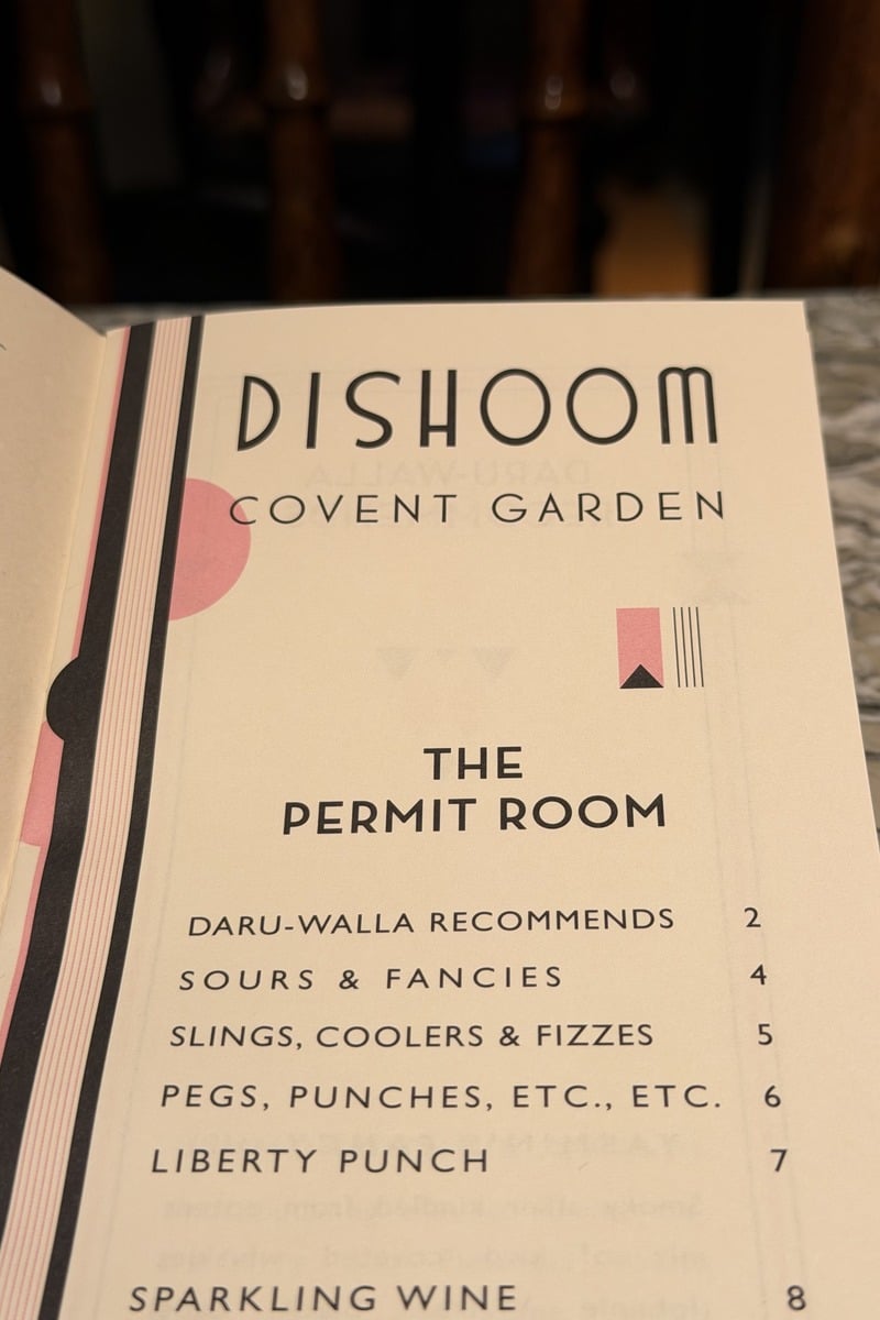 Menu ouvert d'un restaurant avec sections cocktails et vins listées