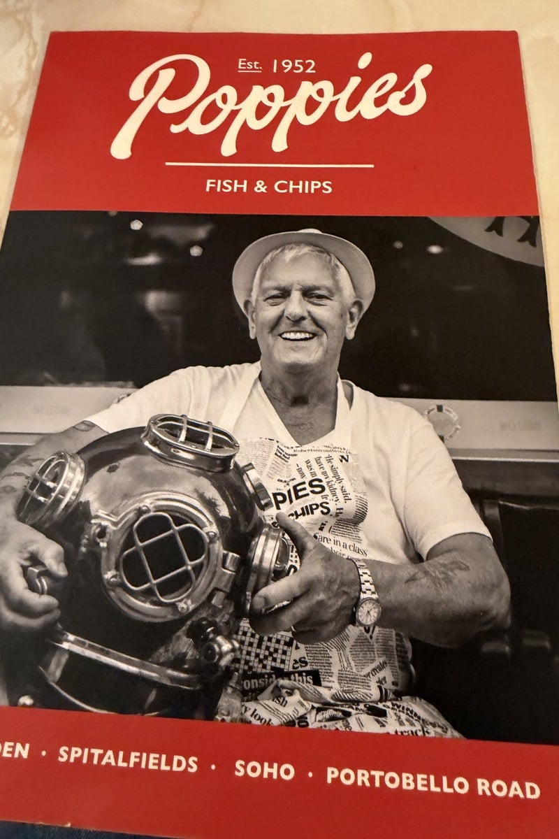 Carte d'un restaurant fish and chips avec photo en noir et blanc