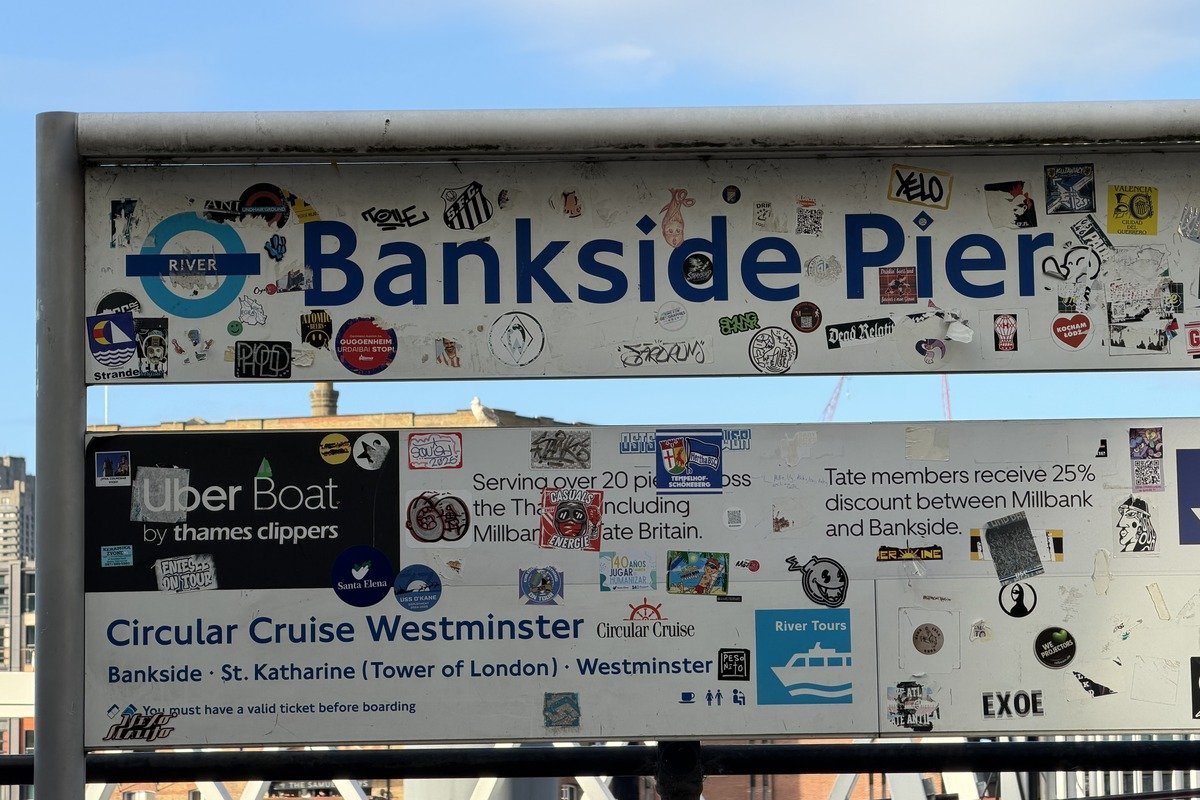 Panneau d'embarcadère couvert de stickers avec logo Uber Boat