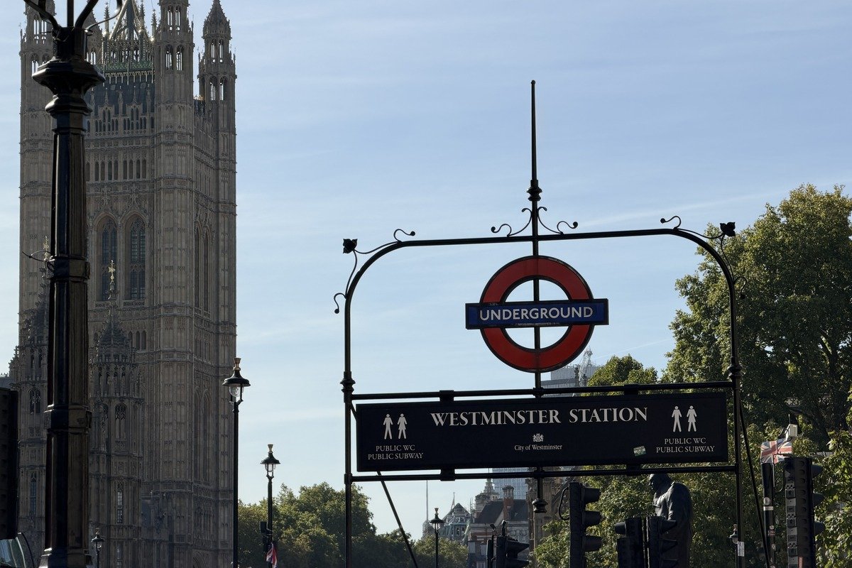 Panneau de métro Underground devant une tour gothique et ciel bleu