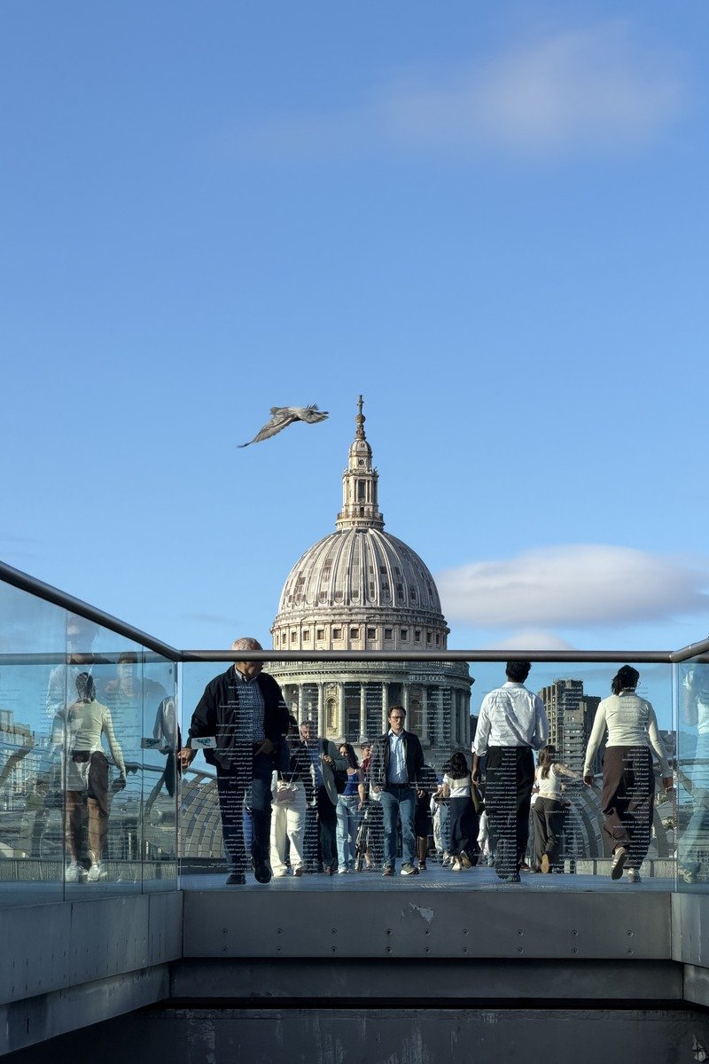 Passants sur passerelle vitrée, grand dôme et mouette en vol