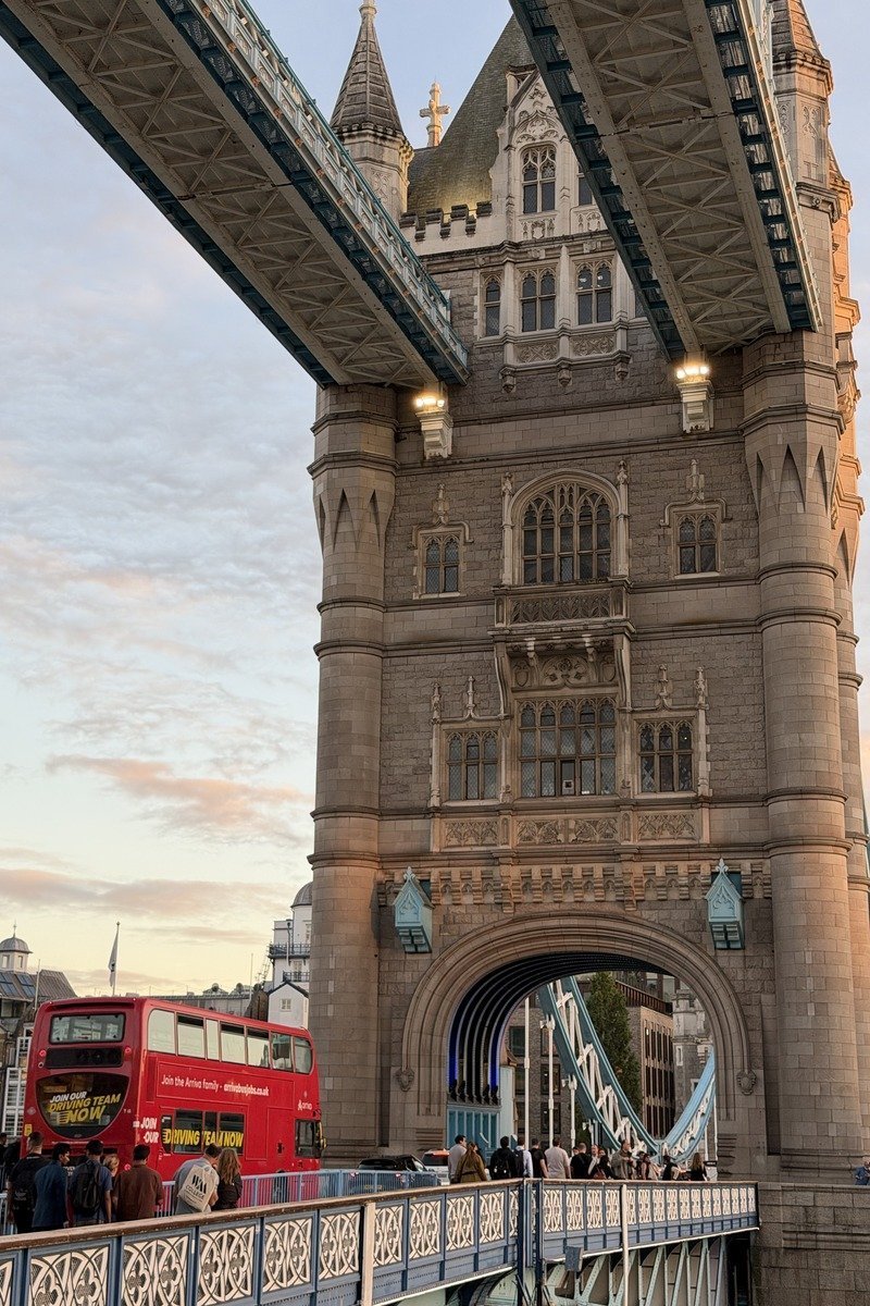 Tour d'un pont gothique victorien avec un bus rouge à impériale